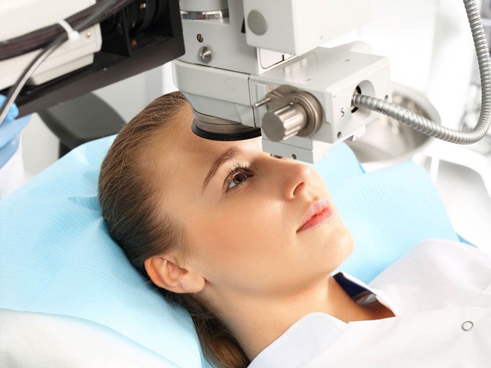Лечение глаз после операция. LASIK лазерный кератомилез. Лейсик 3. Аппарат для лазерной коррекции зрения. Аппарат ласик для коррекции зрения.